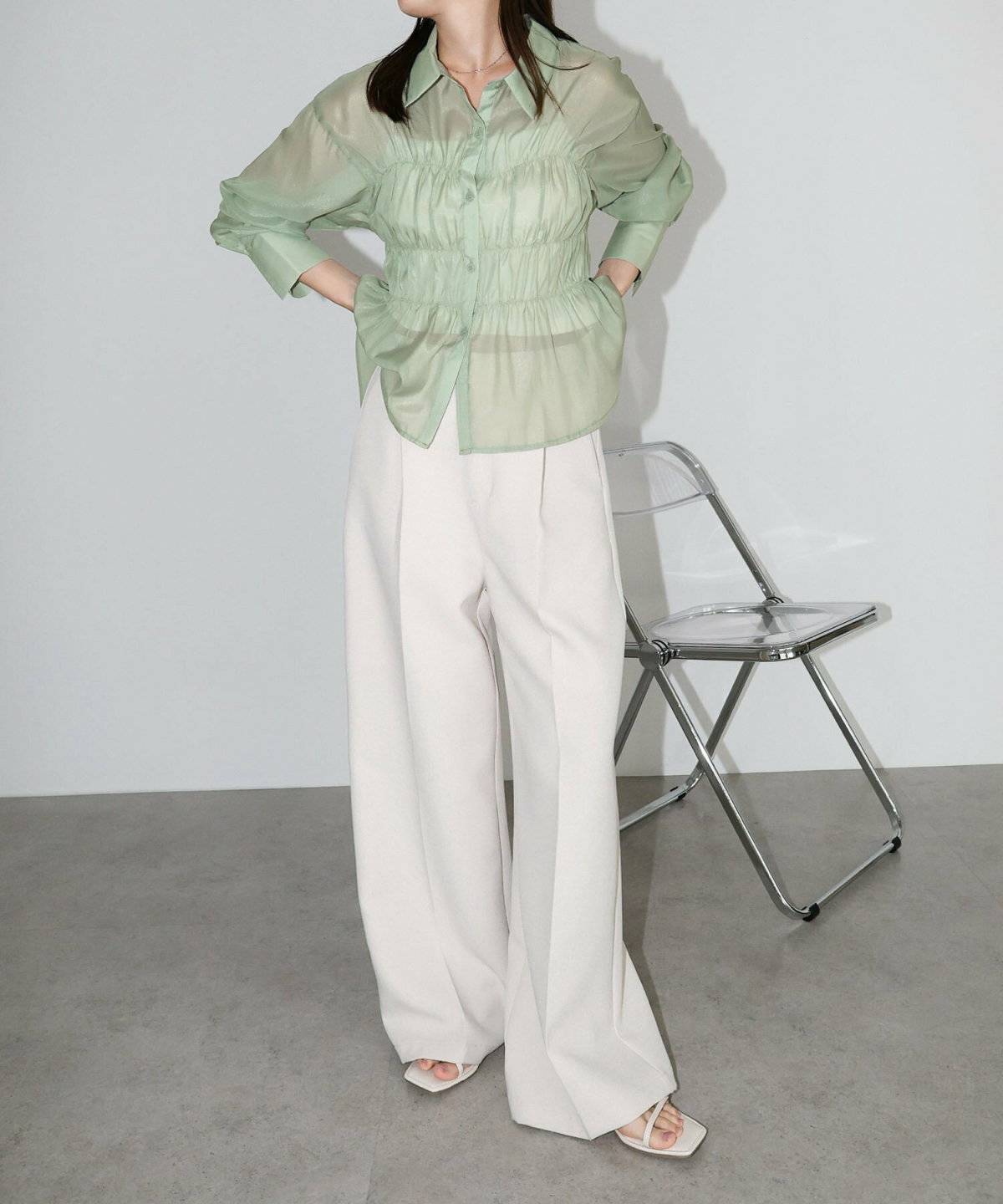 ミントグリーンレースシャツ✕白のイージータックパンツの女性