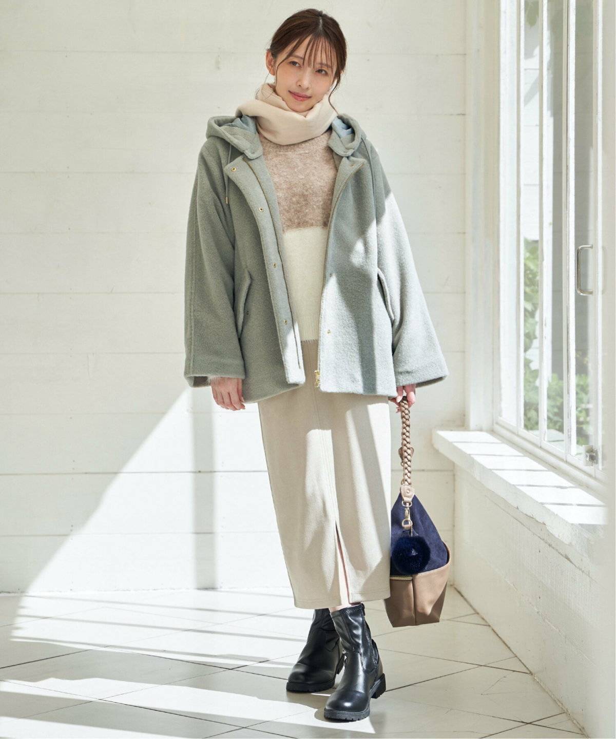 ミントグリーンコート✕白スカート