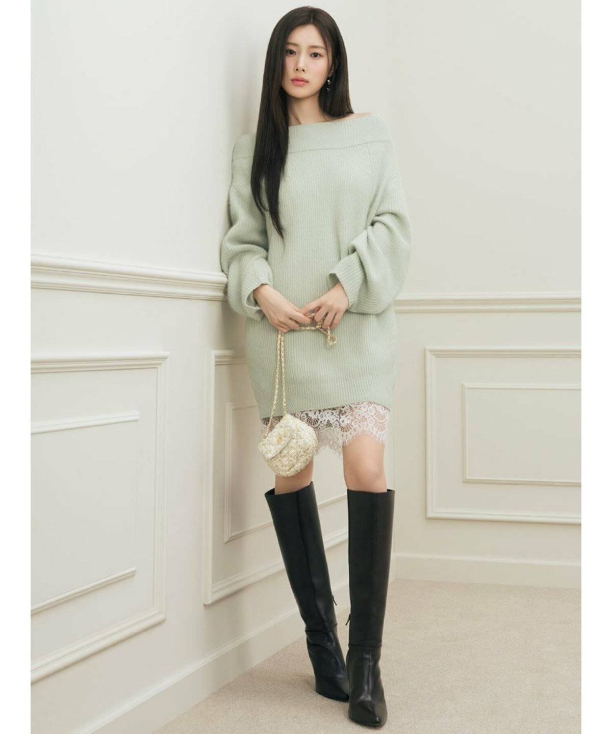 ミントグリーンワンピース✕白小物の女性