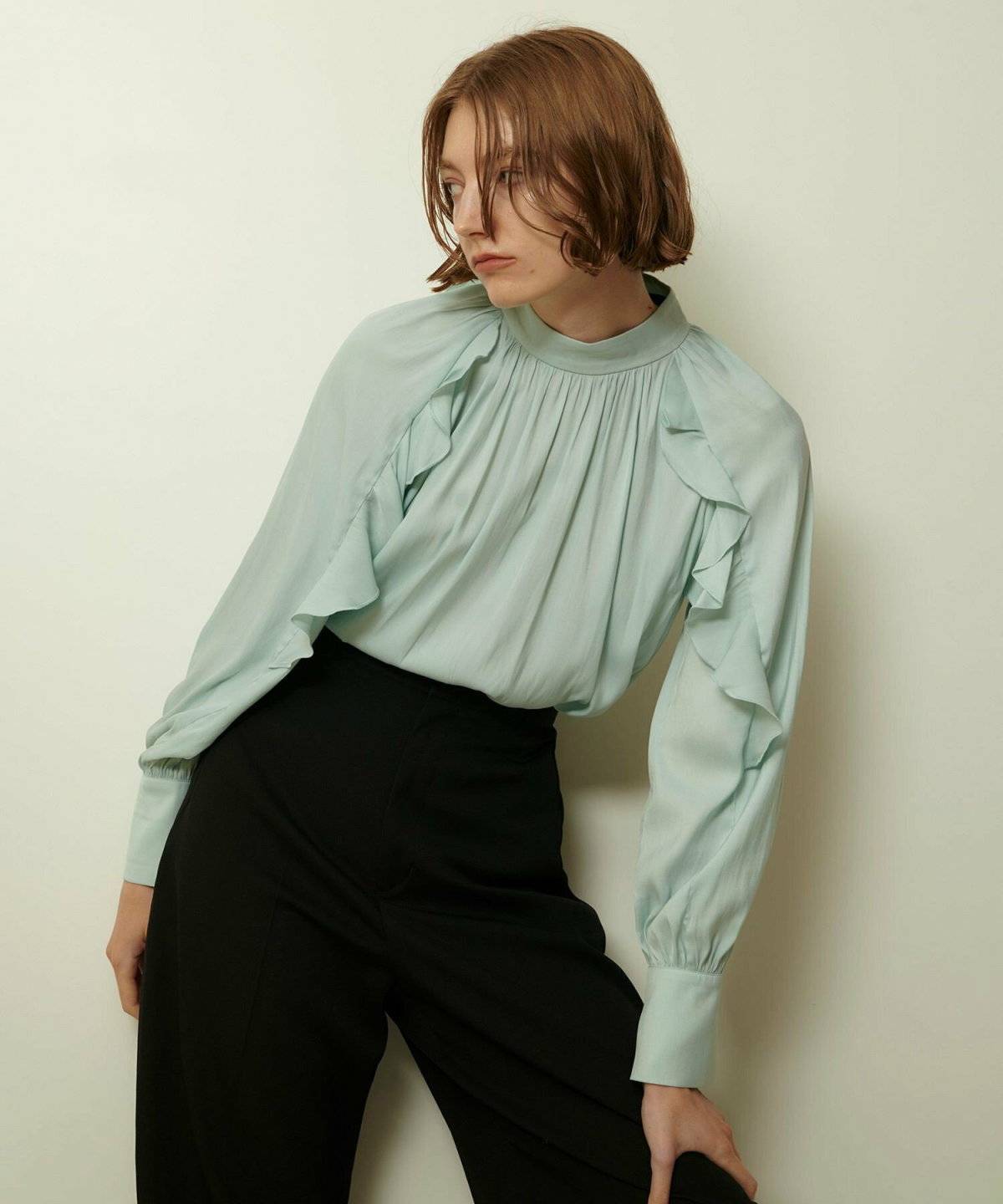 ミントグリーンBIGシャツ✕黒ストレートパンツの女性