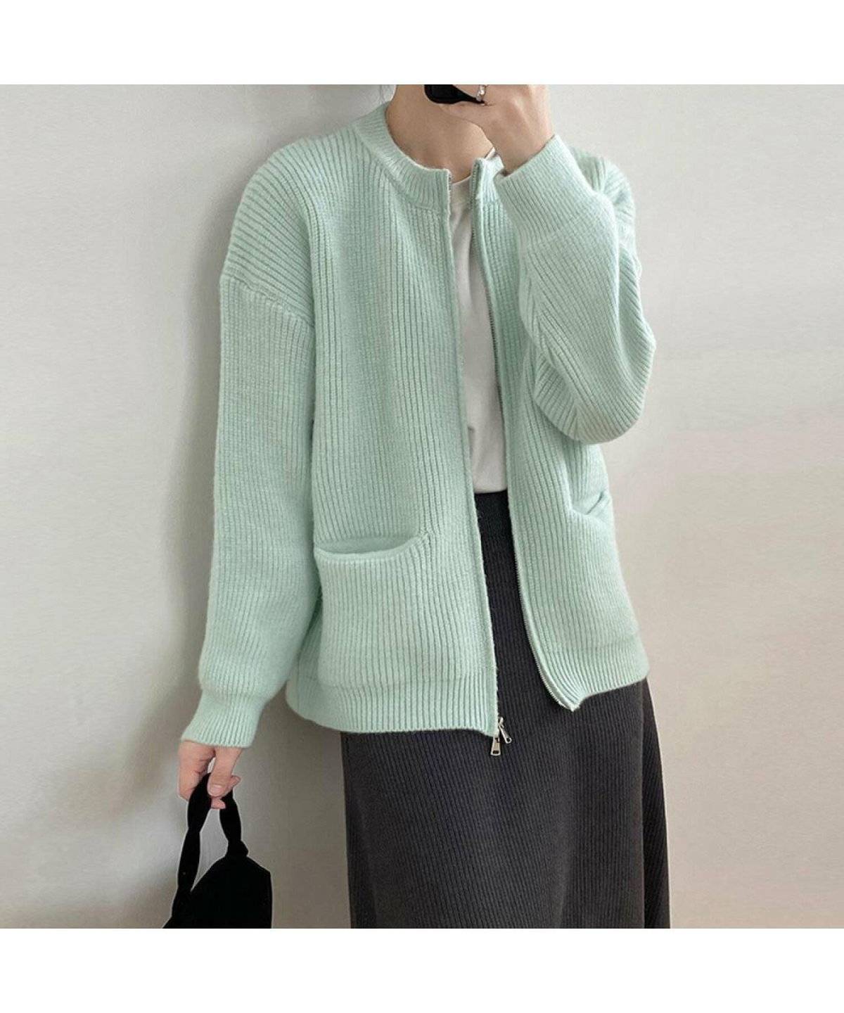 ミントグリーンニットジャケット✕黒フレアスカートの女性