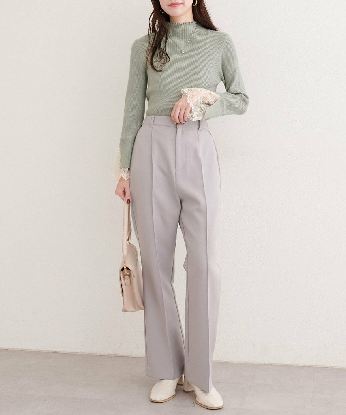 ミントグリーンシャツ✕グレーパンツの女性