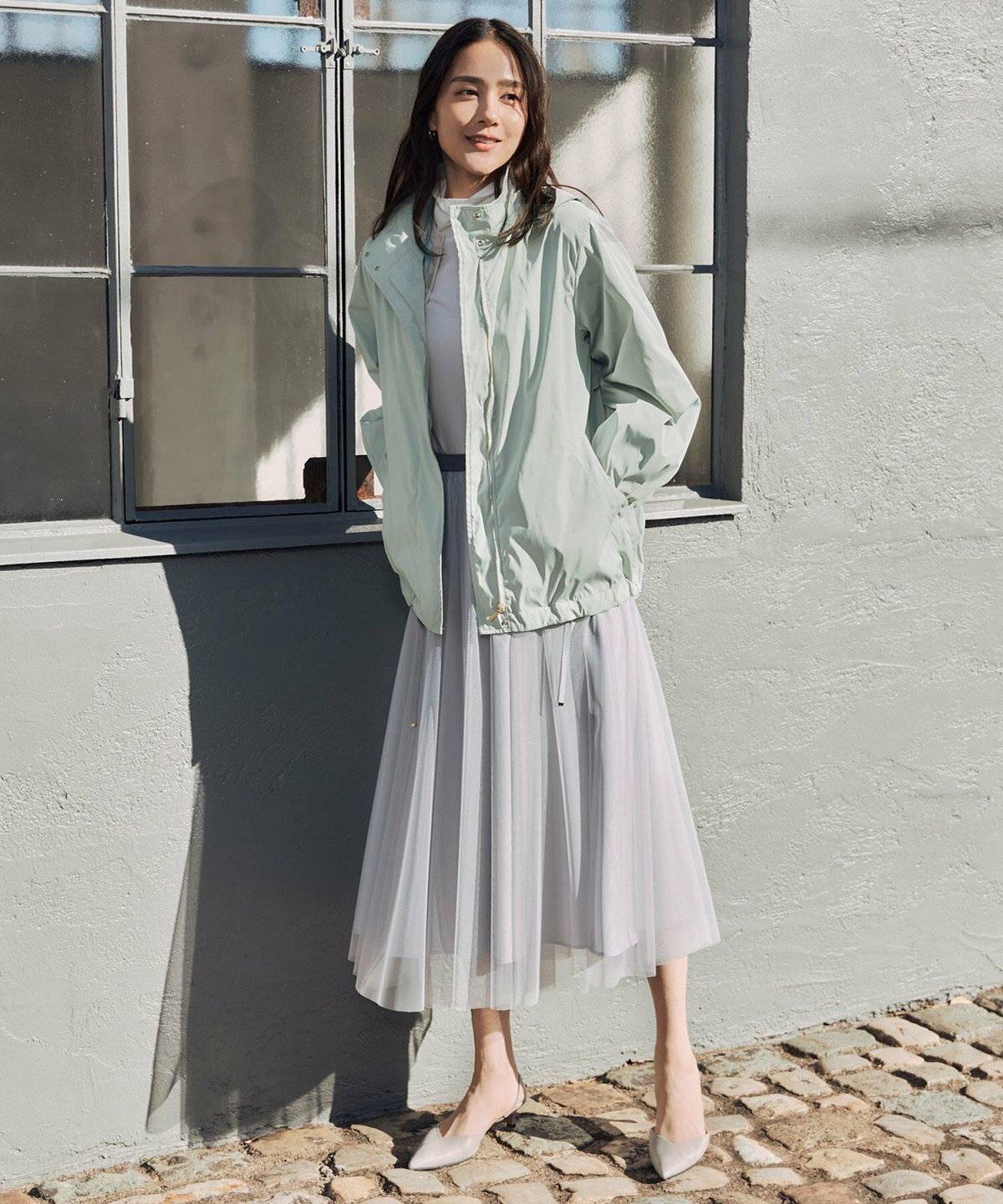 ミントグリーンアウター✕グレースカートの女性