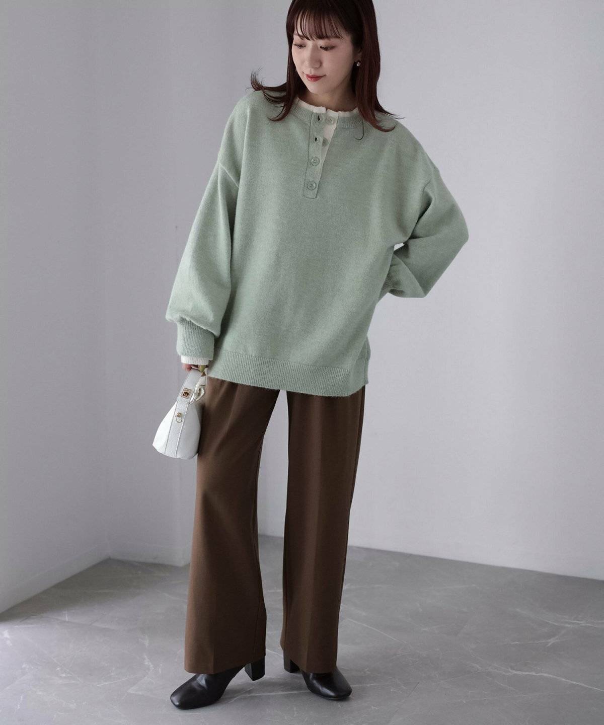 ブラウン✕ミントグリーンコーデの女性