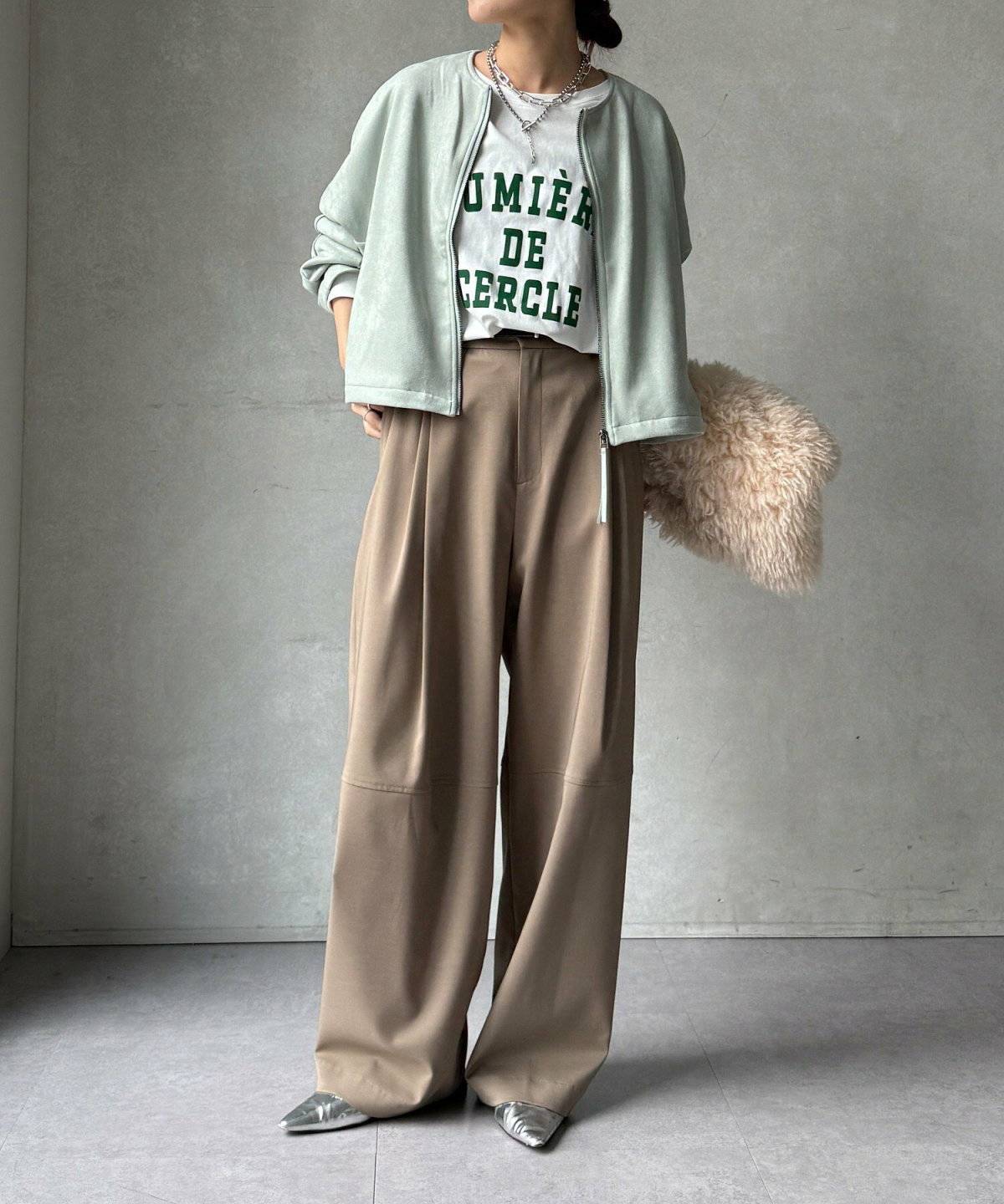 ミントグリーンニット✕ブラウンハイウエストパンツの女性