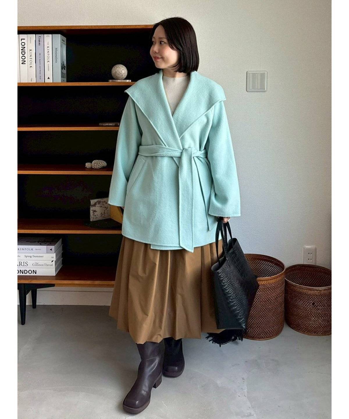 ミントグリーンコート✕ブラウンスカートの女性