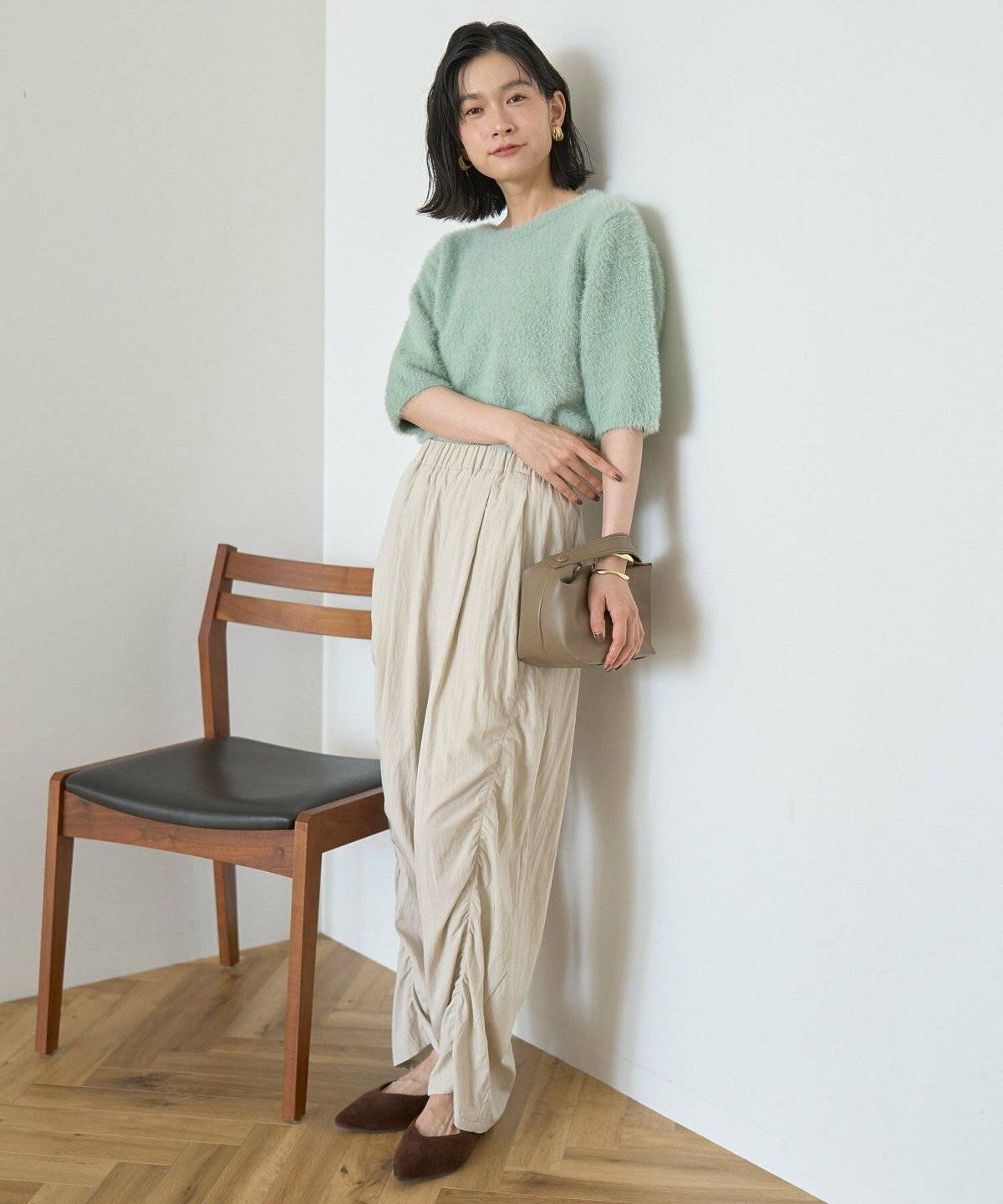 ミントグリーンニット✕ベージュワイドパンツの女性