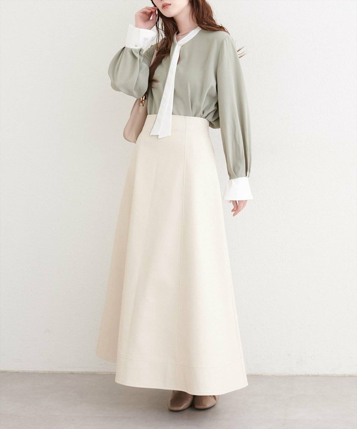 ミントグリーンブラウス✕ベージュマーメイドスカートの女性