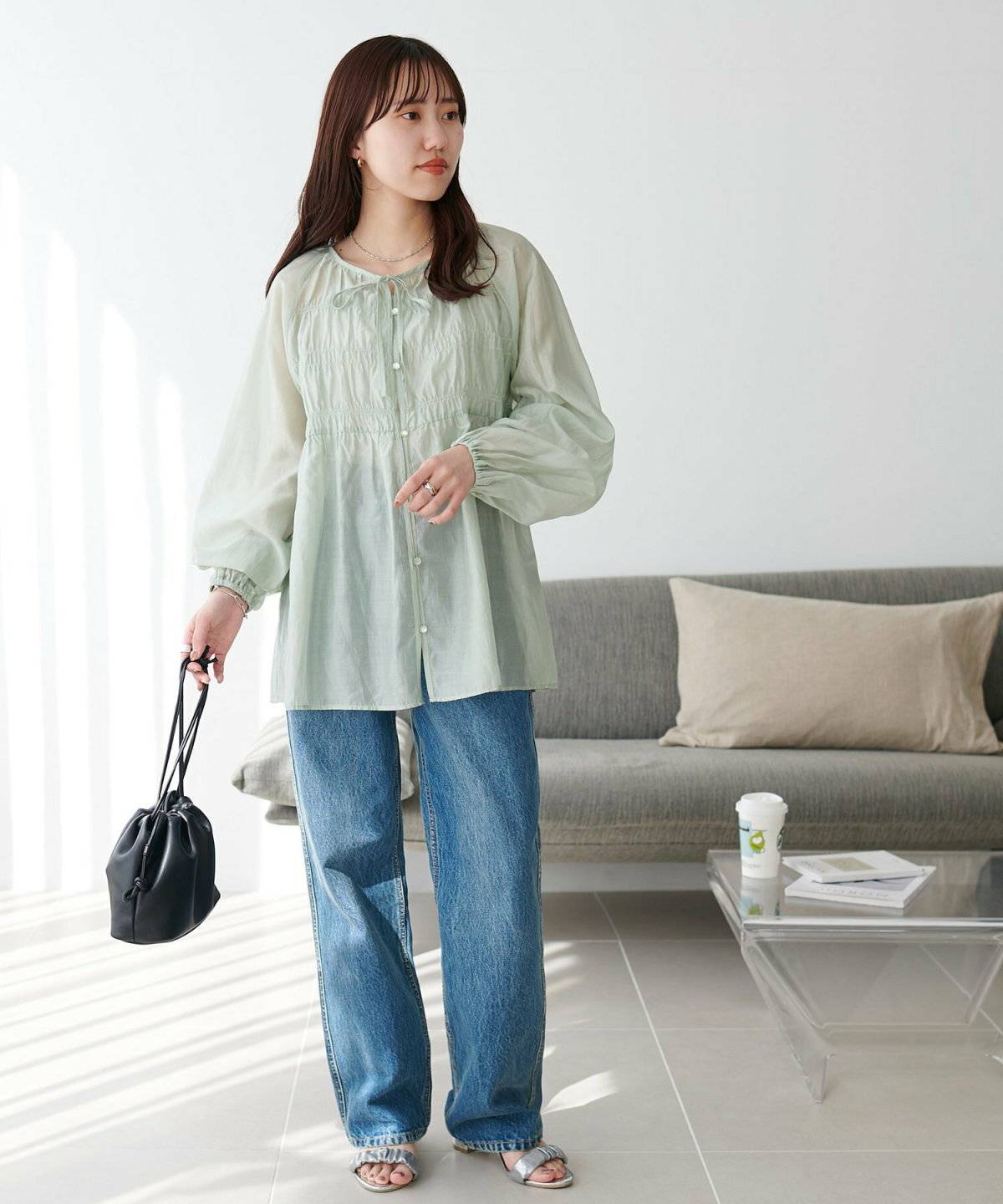 ミントグリーンブラウス✕ブルーデニムセミワイドパンツの女性