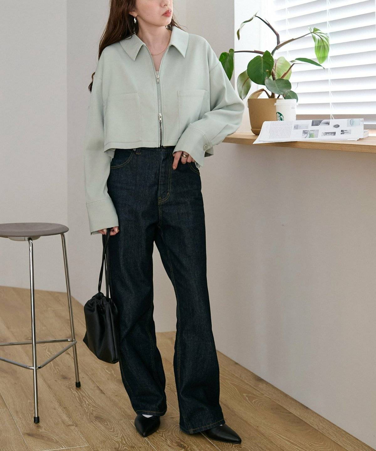 ミントグリーンカーディガン✕ブルーデニムの女性
