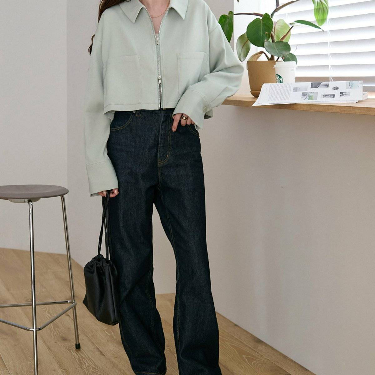 ミントグリーンコーデの女性