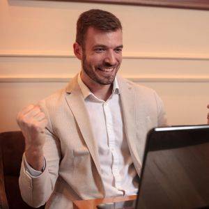 なんだかんだ圧倒的にモテます。勝負強い40代50代男性の仕草5選