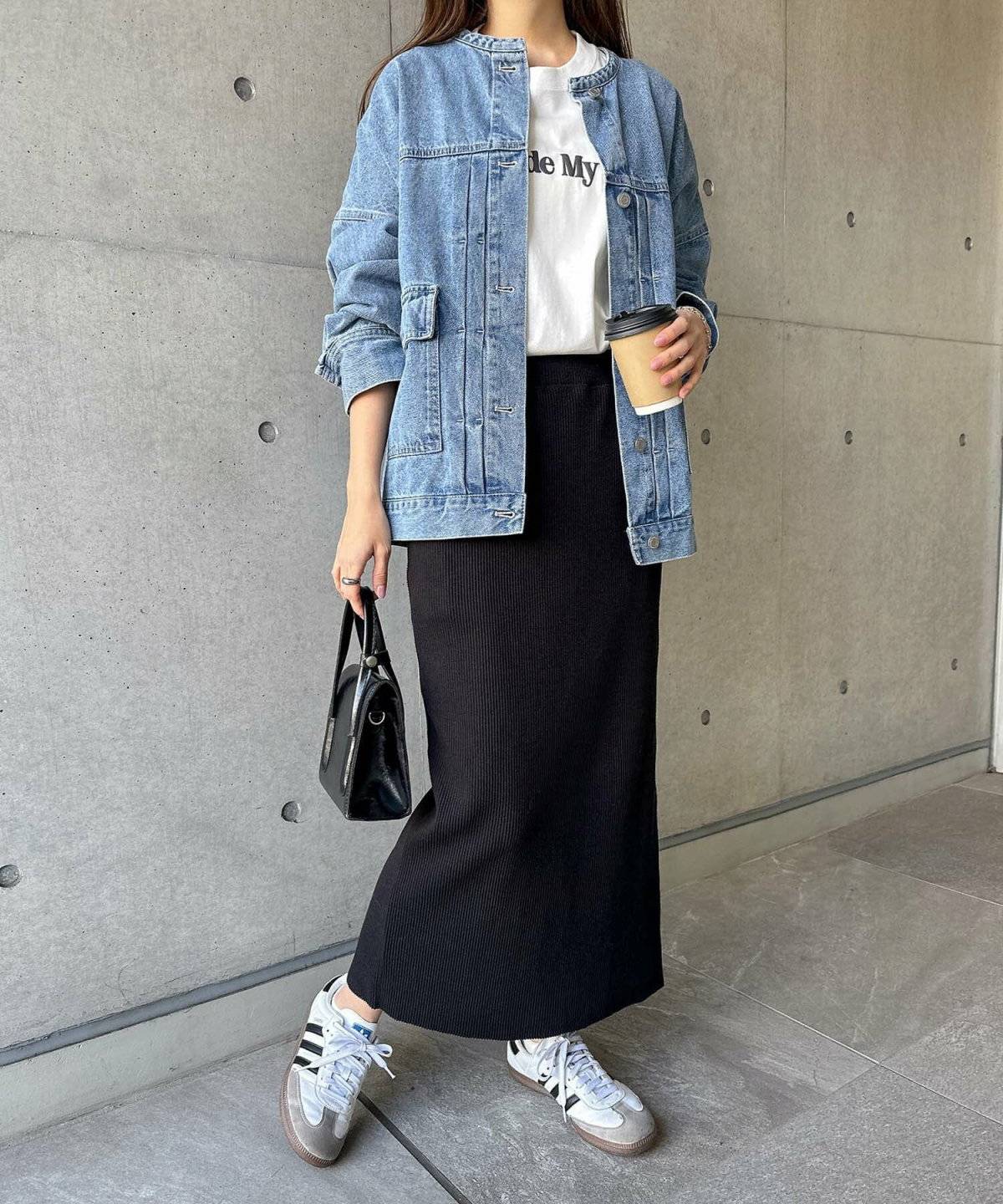 ブラックコーデの女性