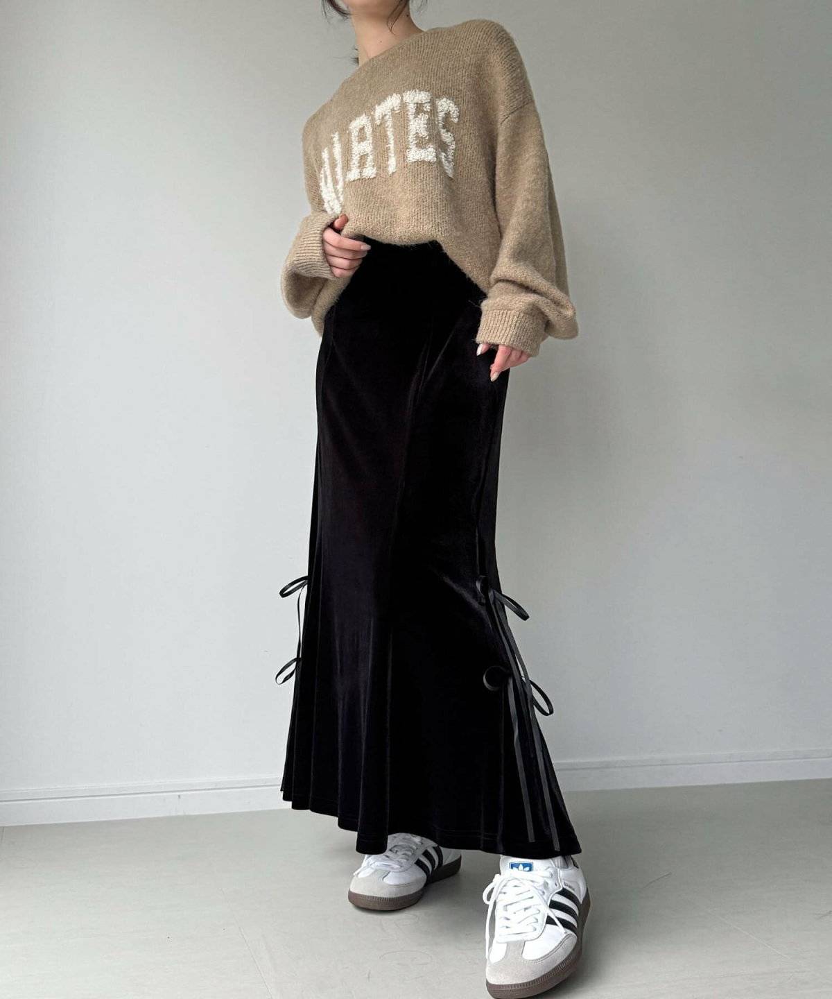 モノトーンコーデの女性