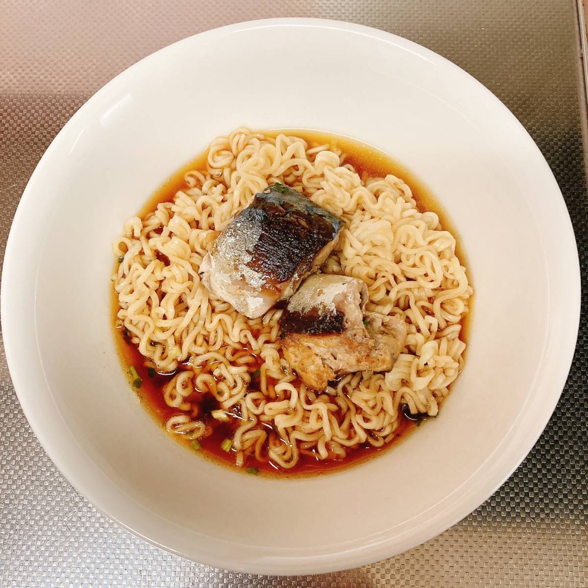 サッポロ一番公式の「【シガ一番】焼き鯖しょうゆらうめん」のレシピ