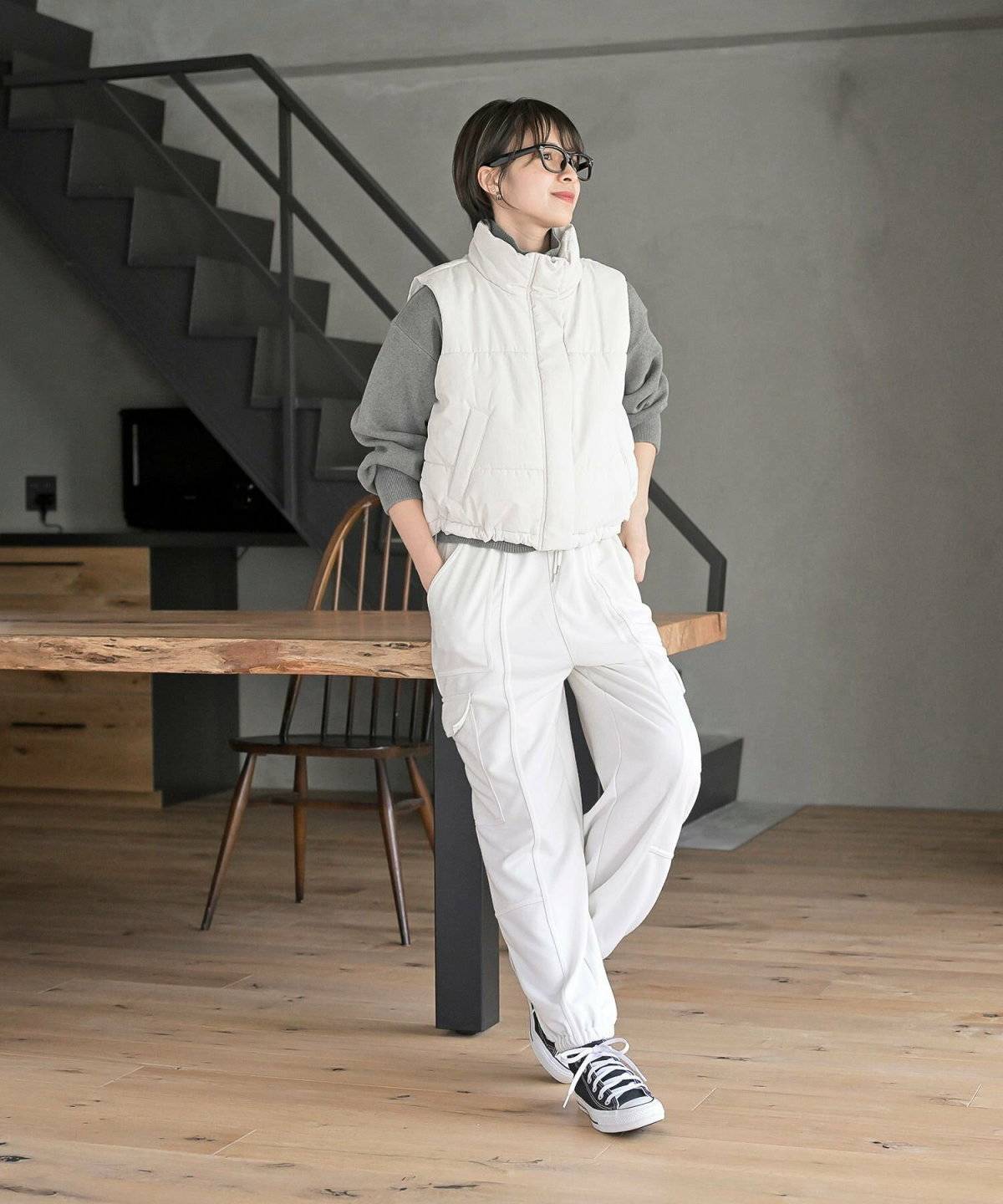 ベストを重ねてパンツを合わせた女性