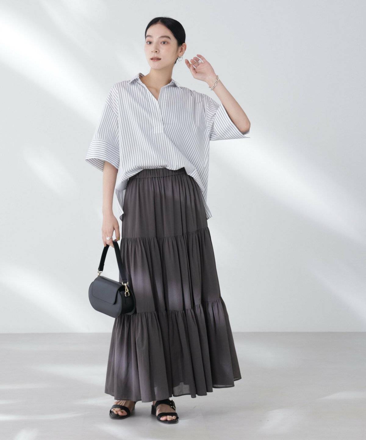 前だけインコーデの女性