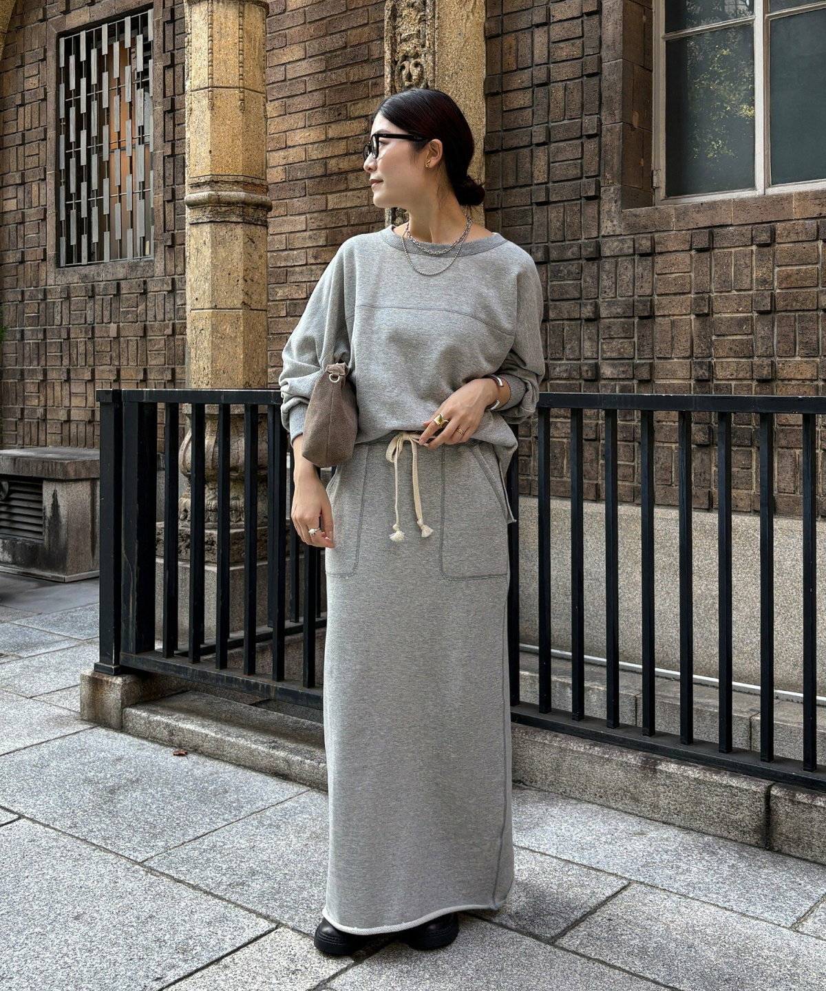 前だけインコーデの女性