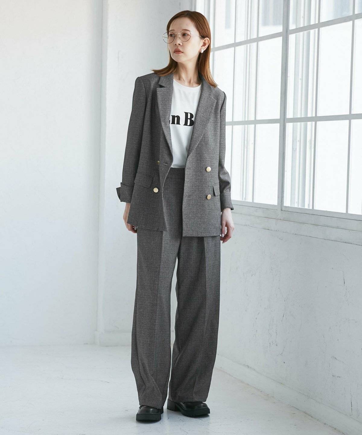 前だけインコーデの女性