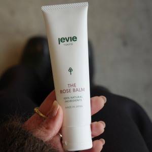 乾燥パーツにじんわりとろける。唇も指先もマルチにうるおう「Jevie THE ROSE BALM」