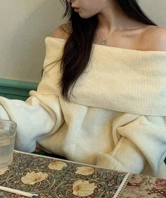 ホワイトのオフショルニットコーデ