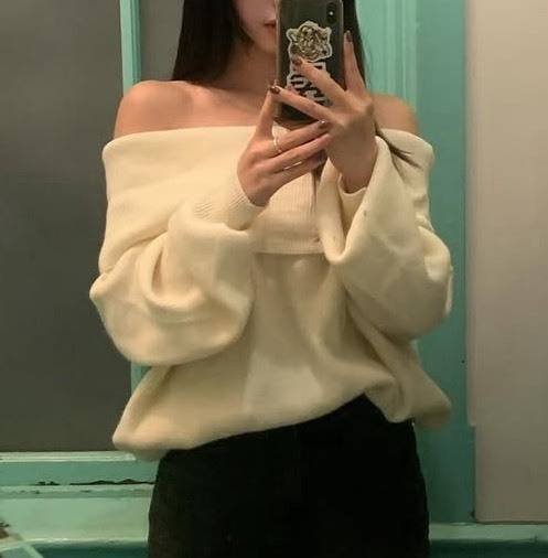 ホワイトのオフショルニットコーデ