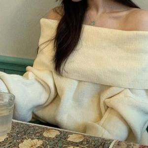 女性らしさが目を引く一枚♡デコルテで魅せる「ホワイトオフショルニット」