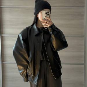 大人の抜け感は“レザー”から。ハイウエストボトムでつくる美バランスコーデ