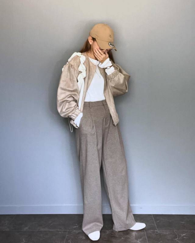 ベージュのワントーンコーデ