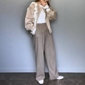  ベージュのワントーンコーデの女性 