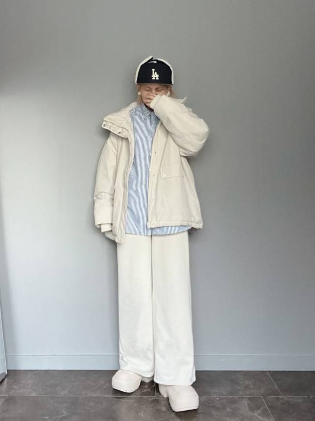 ブルーのストライプ柄シャツをアクセントに♡