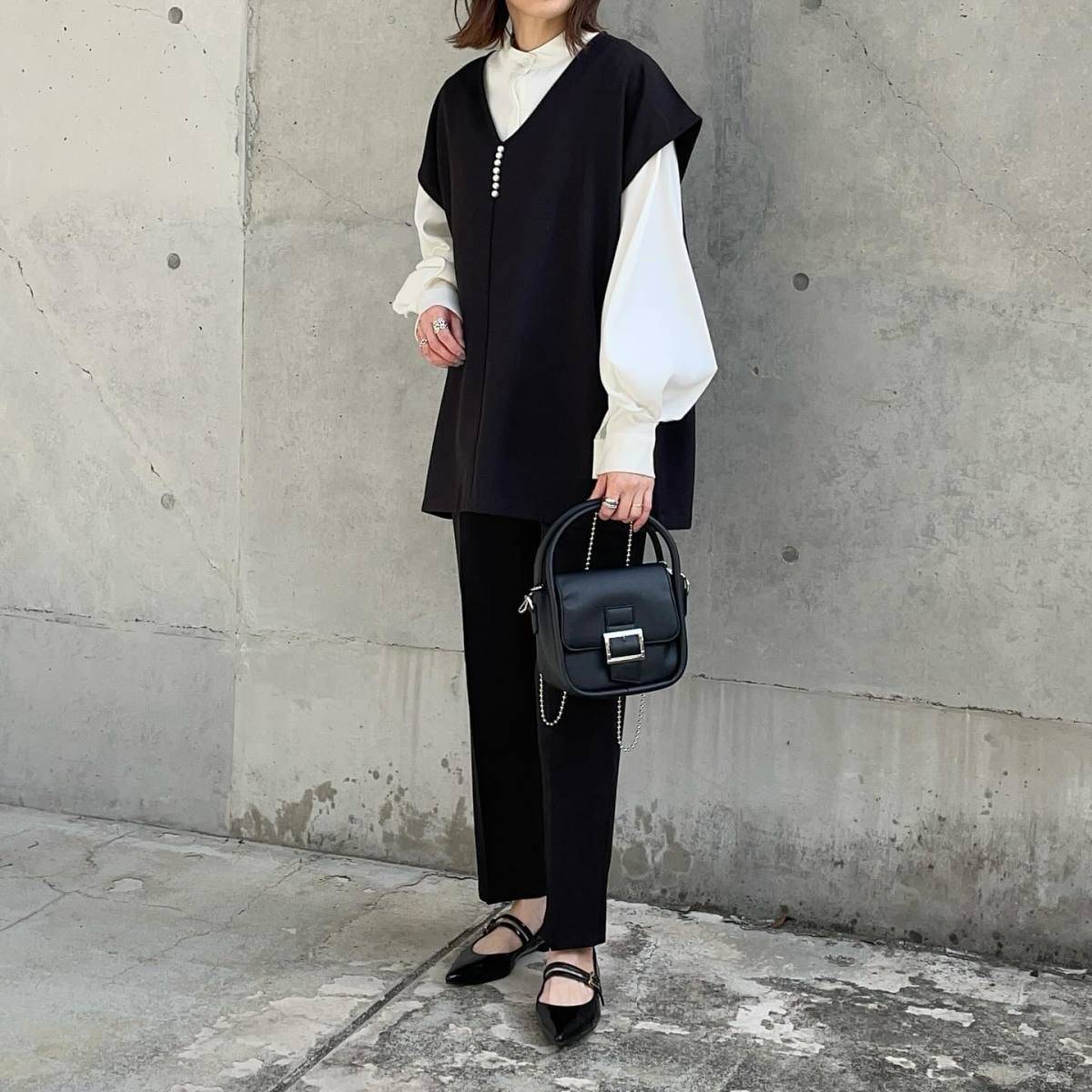 ブラウス×ベストの重ね着が◎