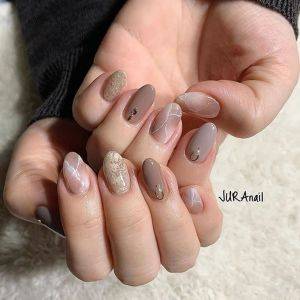 【2025年冬】コーデに抜け感をプラスする。最旬モカベージュネイル6選