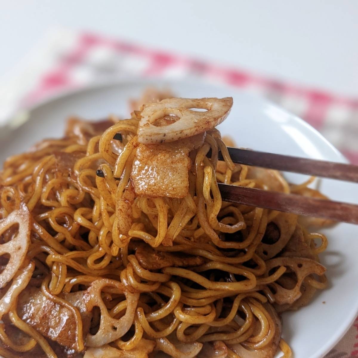 マルちゃん公式の「しゃきしゃき蓮根と豚バラの焼そば」のレシピ