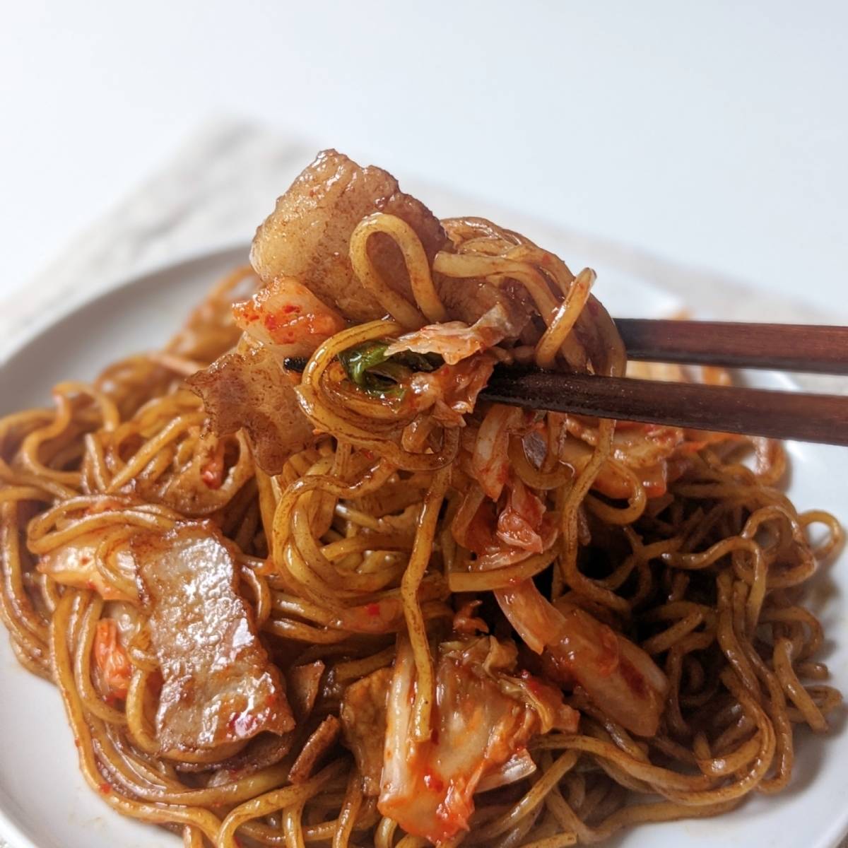 マルちゃん公式の「豚キムチソース焼そば」のレシピ