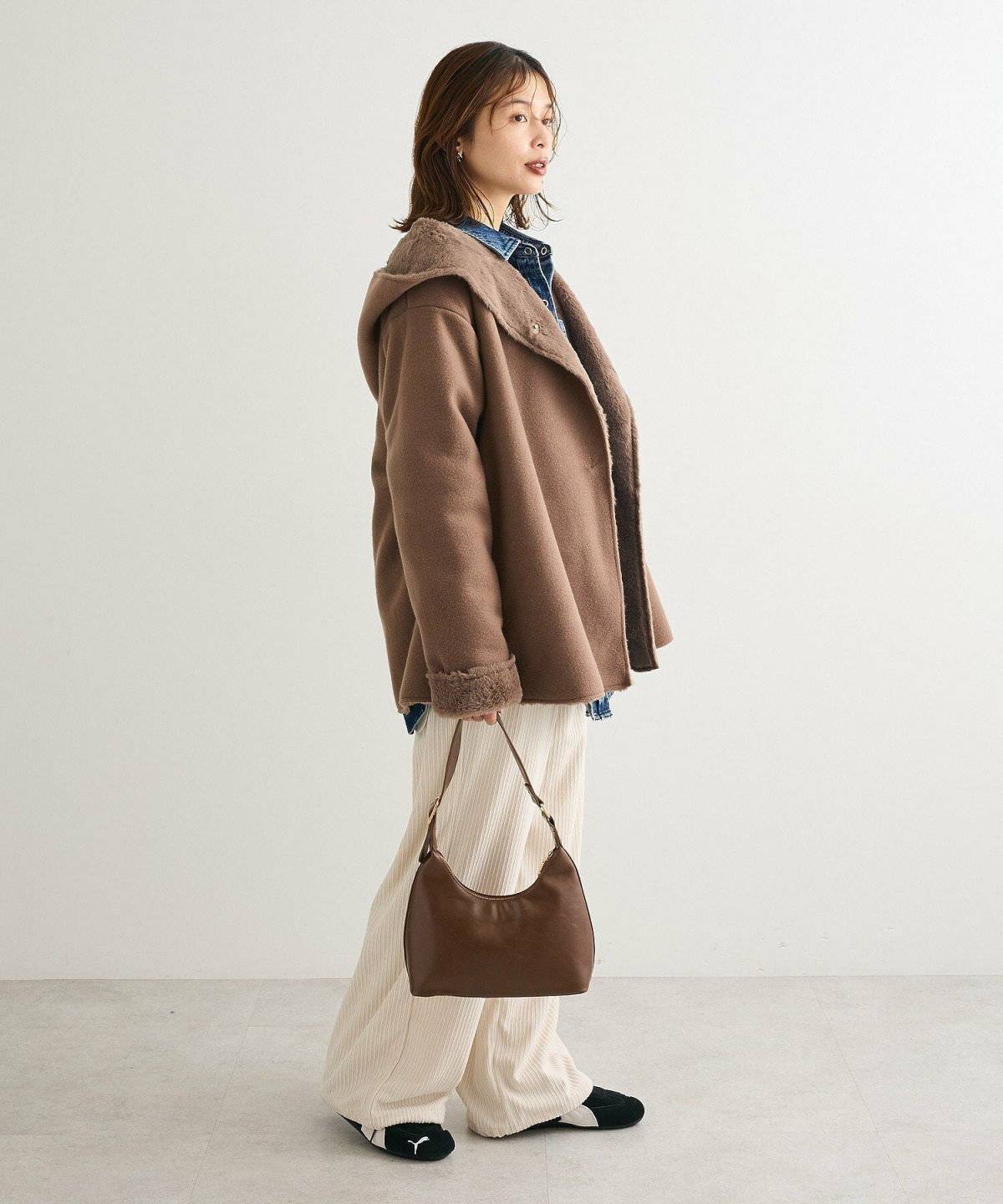 パンツコーデの女性