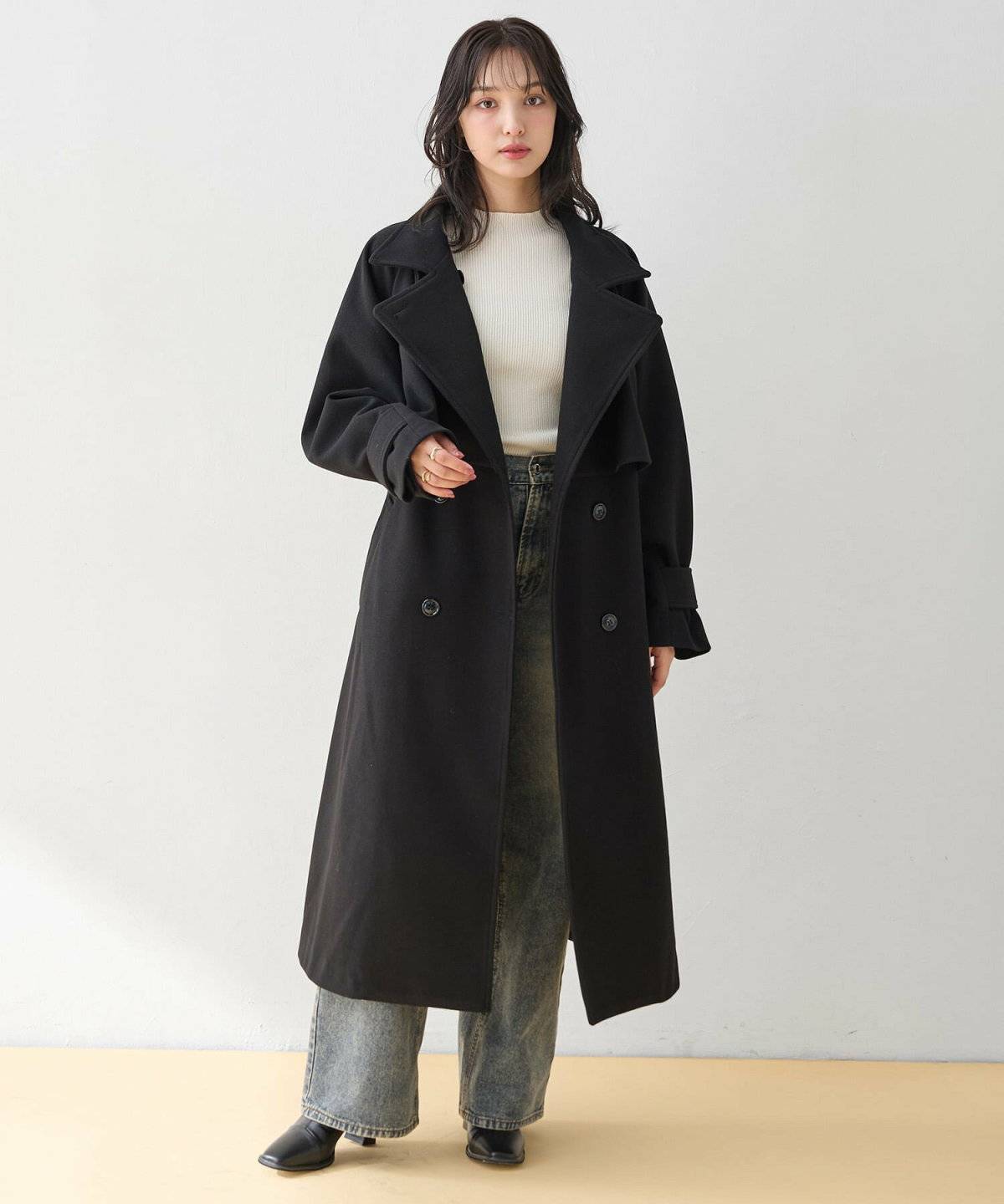 パンツコーデの女性