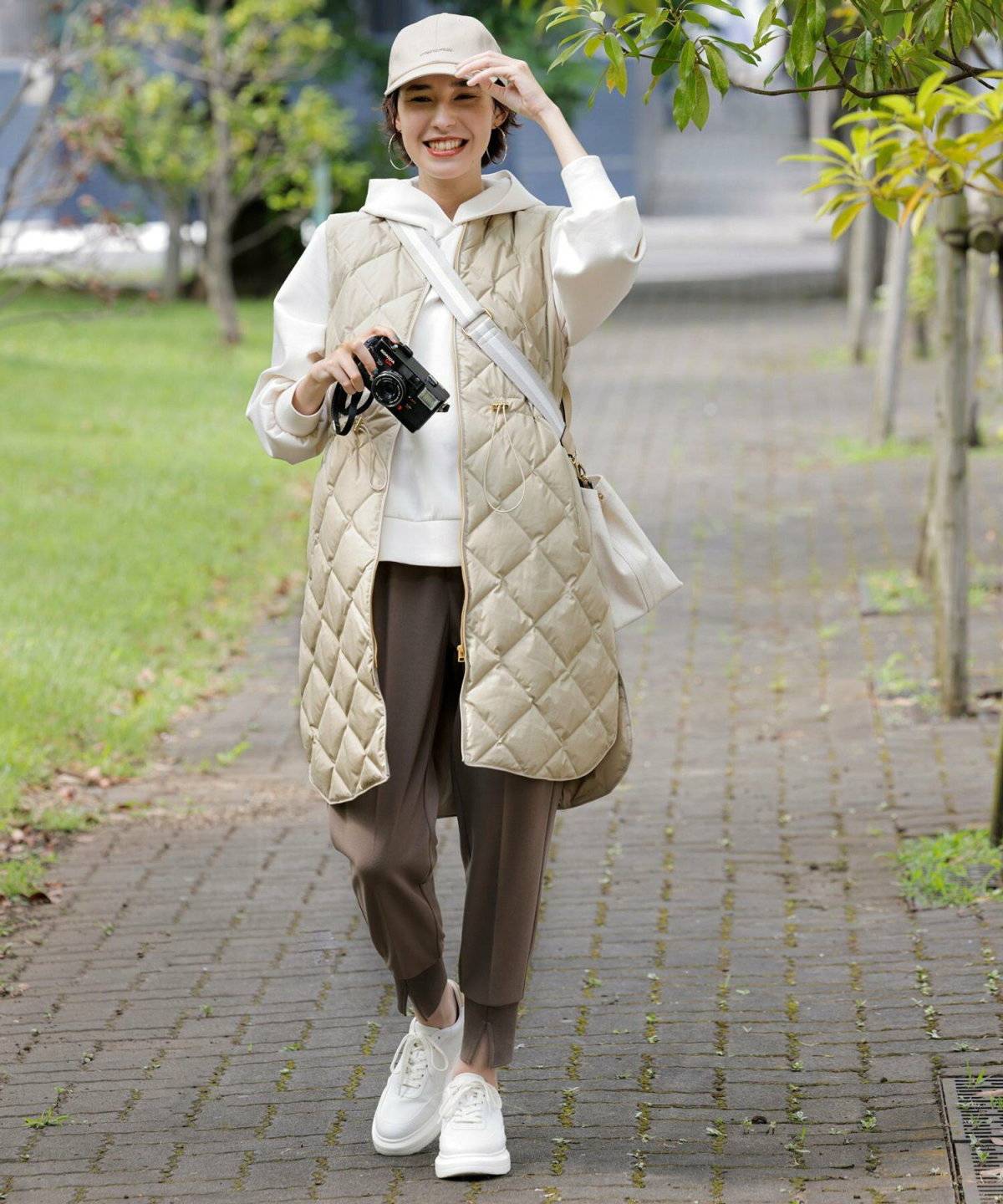 パンツコーデの女性