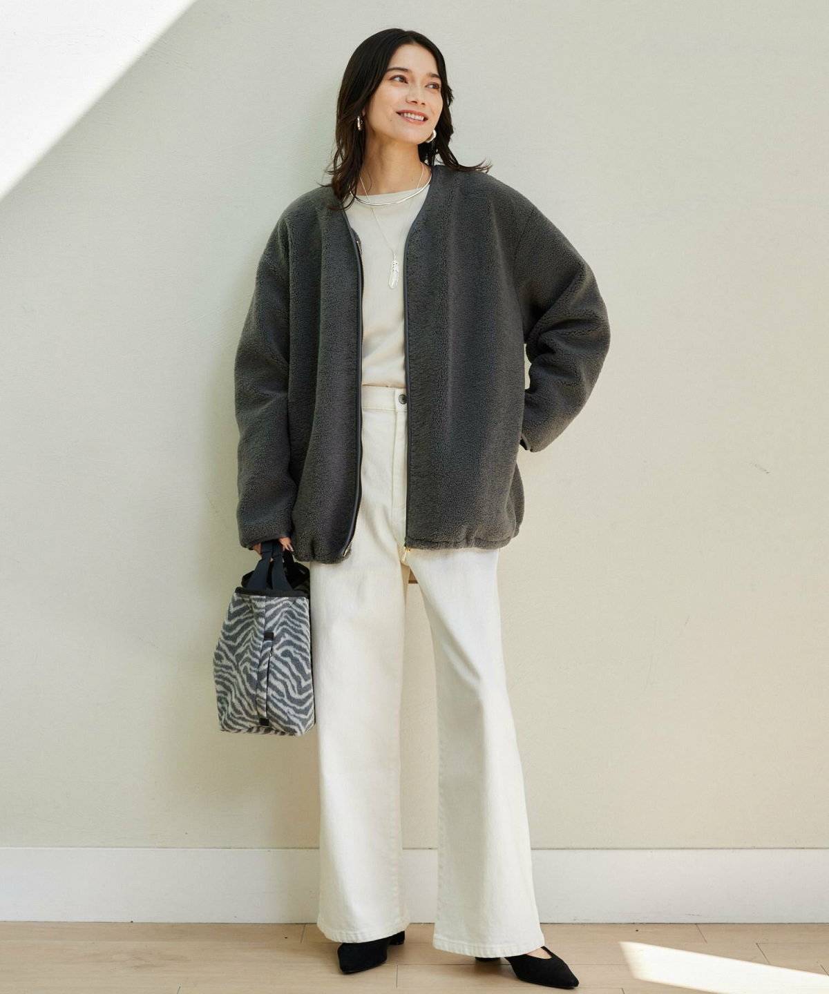 パンツコーデの女性