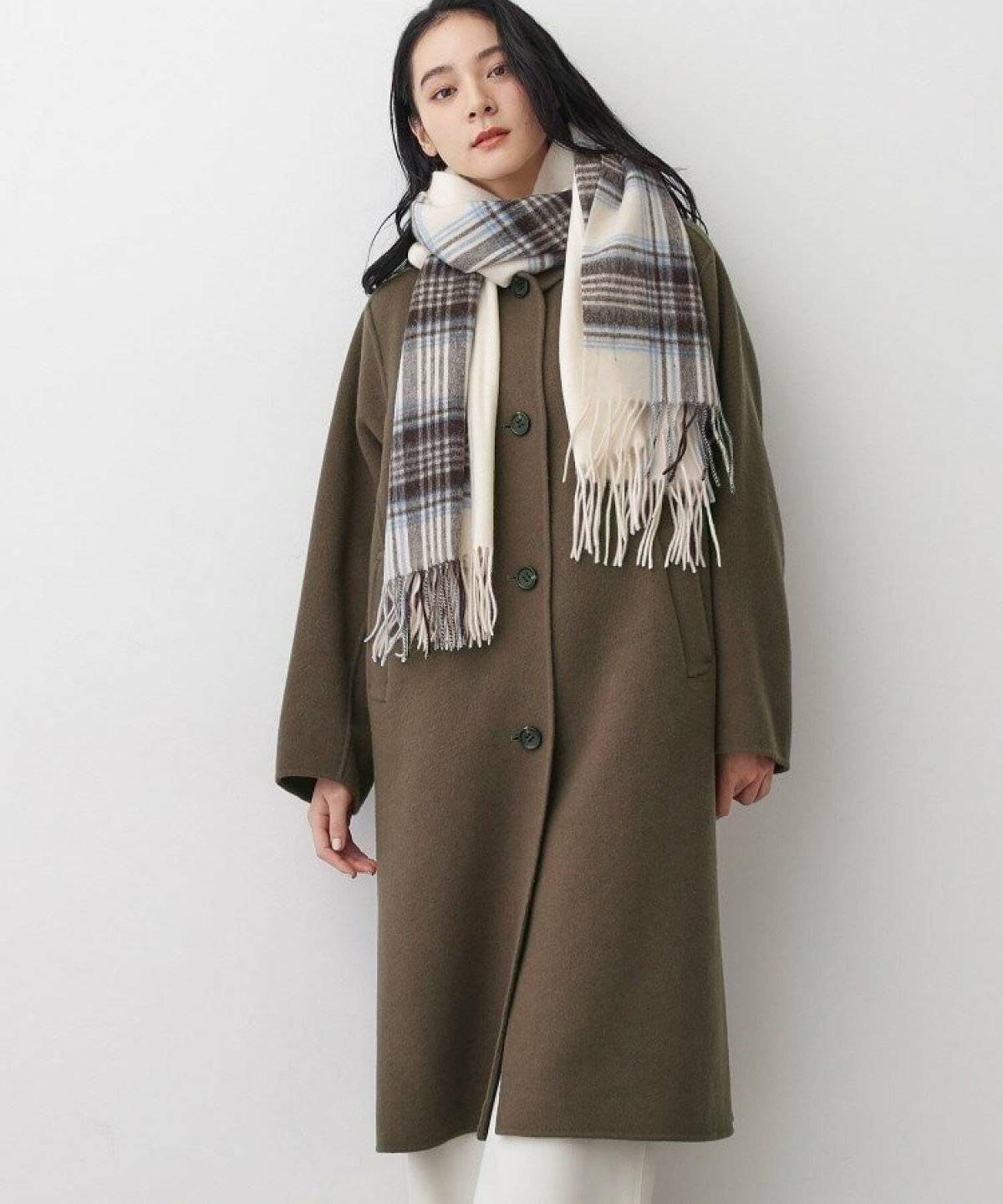 パンツコーデの女性