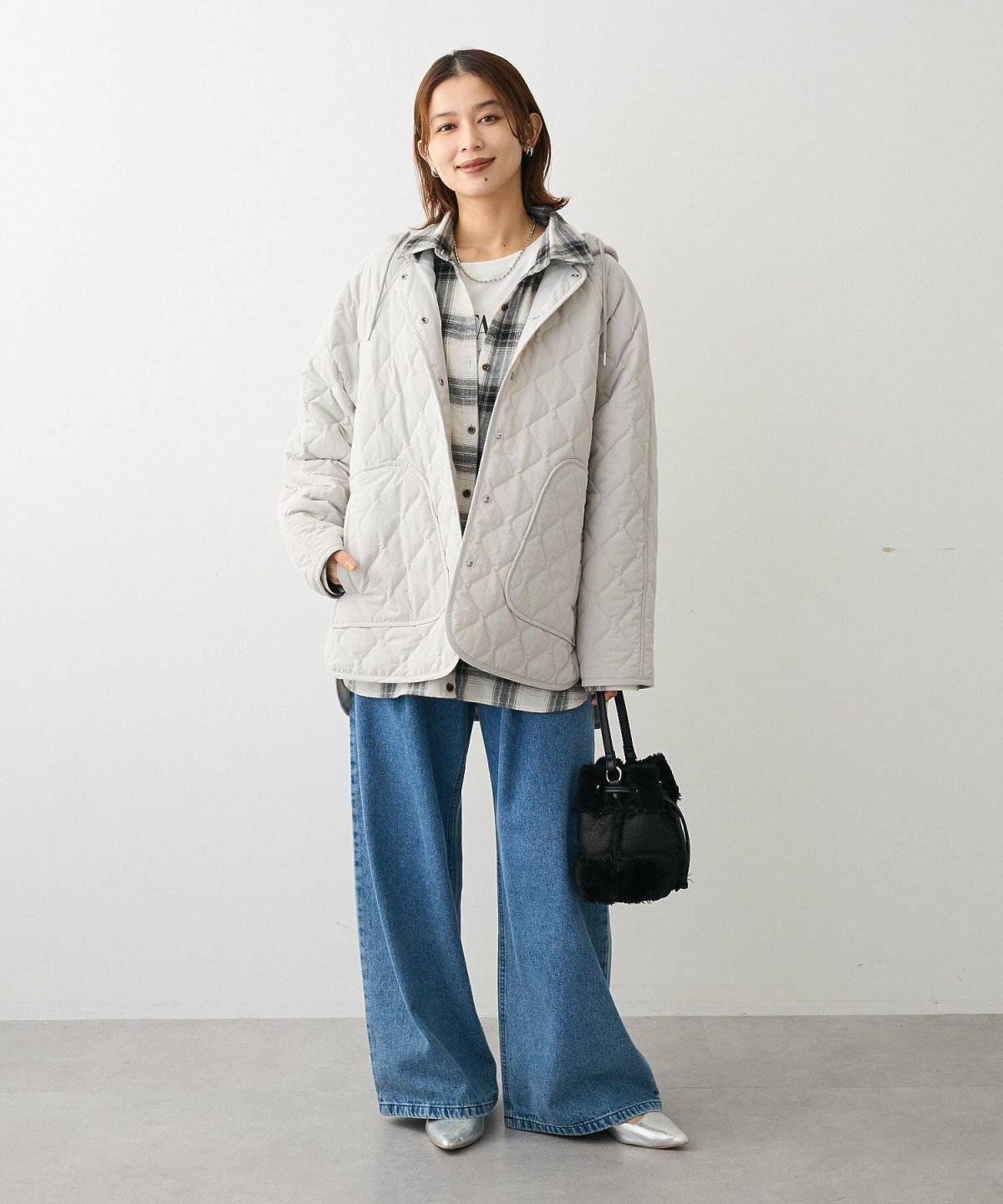 パンツコーデの女性