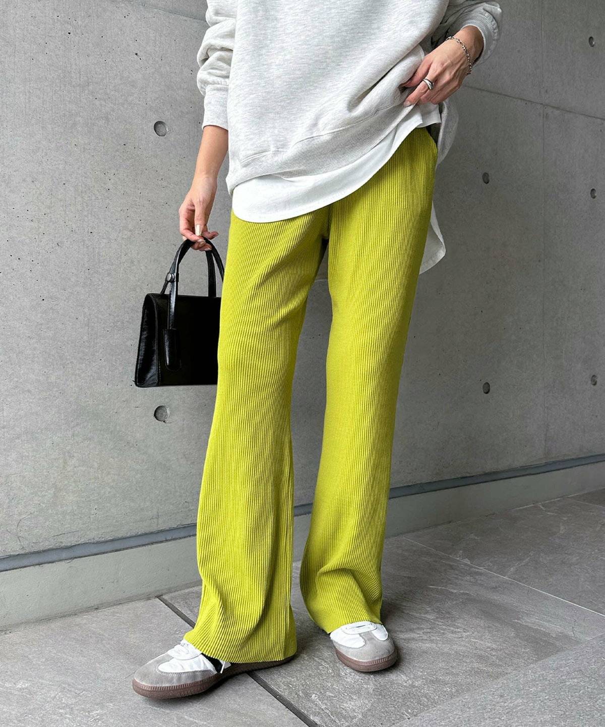 パンツコーデの女性