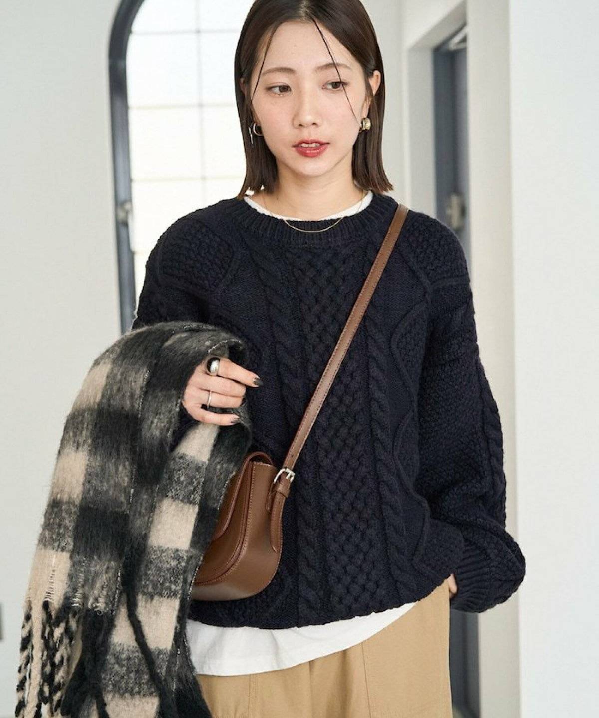 パンツコーデの女性