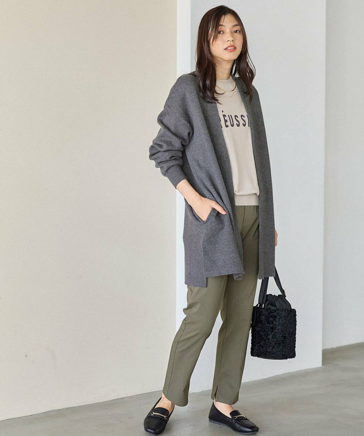 パンツコーデの女性