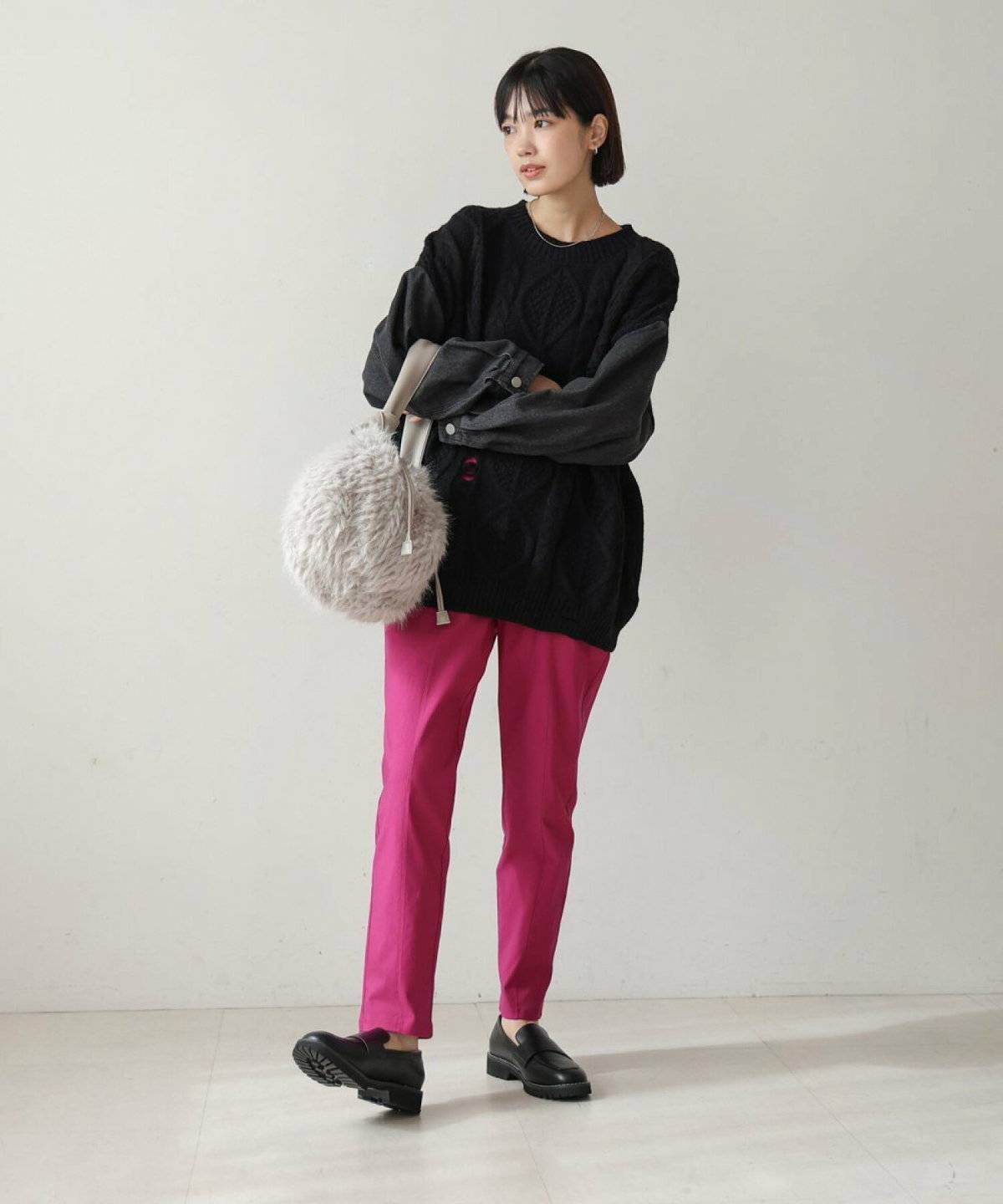 パンツコーデの女性