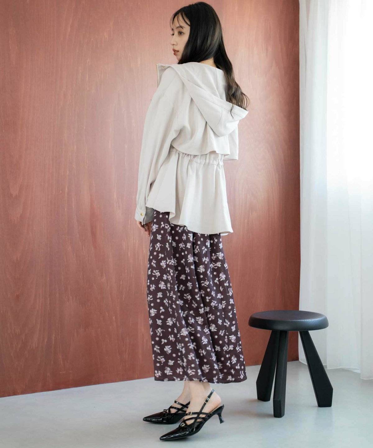 ワンピースコーデの女性