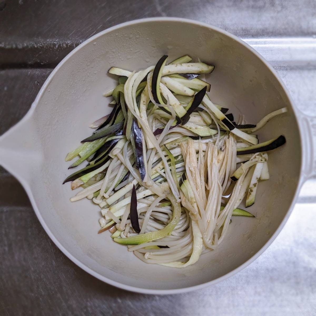 ヤマキ公式の「蒸しなすのそうめん風」のレシピ