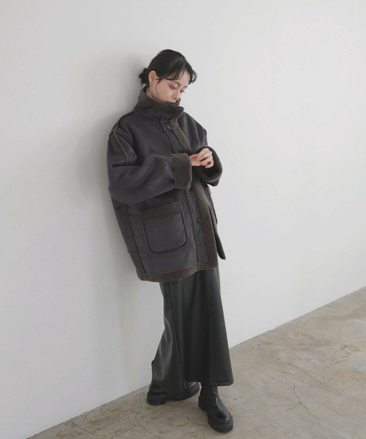 スカートコーデの女性