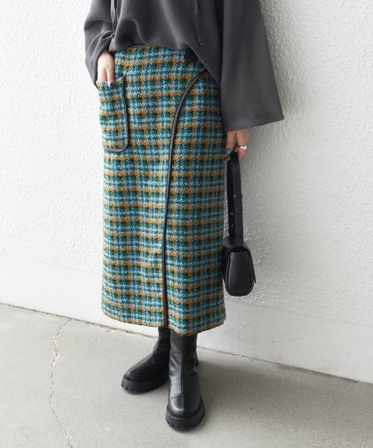 スカートコーデの女性