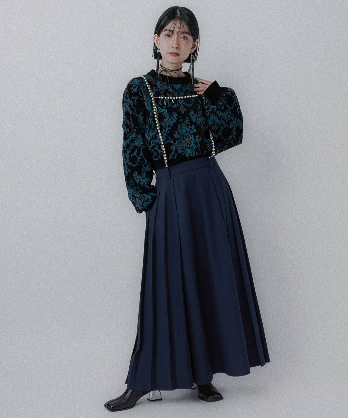 スカートコーデの女性